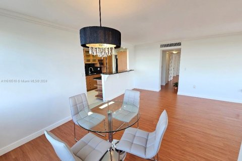 Condo in Miami, Florida, 2 bedrooms  № 1860080 - photo 2