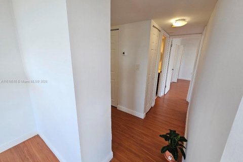 Condo in Miami, Florida, 2 bedrooms  № 1860080 - photo 11