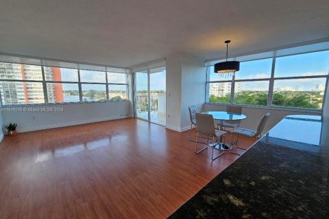 Condo in Miami, Florida, 2 bedrooms  № 1860080 - photo 1