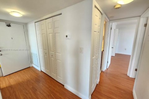 Condo in Miami, Florida, 2 bedrooms  № 1860080 - photo 12