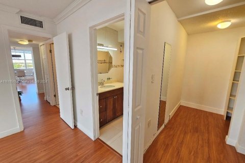Condo in Miami, Florida, 2 bedrooms  № 1860080 - photo 14