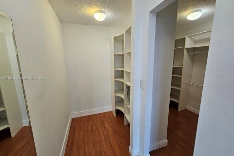 Condo in Miami, Florida, 2 bedrooms  № 1860080 - photo 13