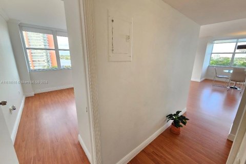 Condo in Miami, Florida, 2 bedrooms  № 1860080 - photo 21