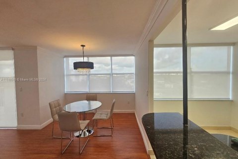 Condo in Miami, Florida, 2 bedrooms  № 1860080 - photo 9