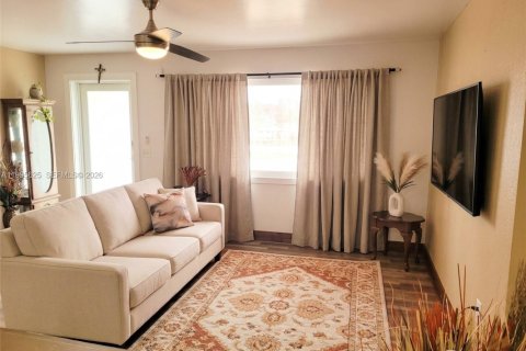 Casa en venta en Homestead, Florida, 5 dormitorios, 190.45 m2 № 2058785 - foto 4