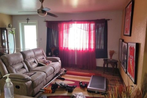 House in Homestead, Florida 5 bedrooms, 190.45 sq.m. № 2058785 - photo 5