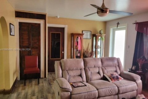 Casa en venta en Homestead, Florida, 5 dormitorios, 190.45 m2 № 2058785 - foto 3