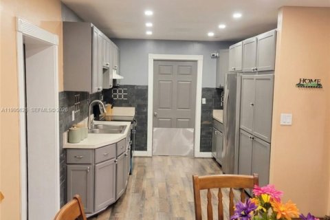 House in Homestead, Florida 5 bedrooms, 190.45 sq.m. № 2058785 - photo 6