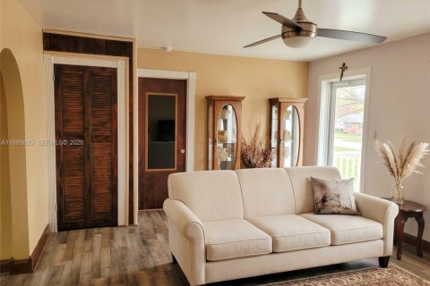 Casa en venta en Homestead, Florida, 5 dormitorios, 190.45 m2 № 2058785 - foto 2