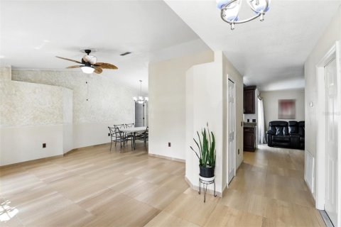 Villa ou maison à vendre à Deltona, Floride: 4 chambres, 145.3 m2 № 1716999 - photo 4