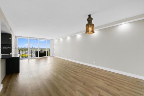 Copropriété à vendre à Hallandale Beach, Floride: 2 chambres, 104.98 m2 № 2431373 - photo 2