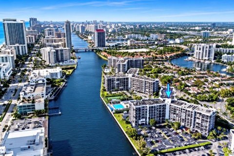 Copropriété à vendre à Hallandale Beach, Floride: 2 chambres, 104.98 m2 № 2431373 - photo 16