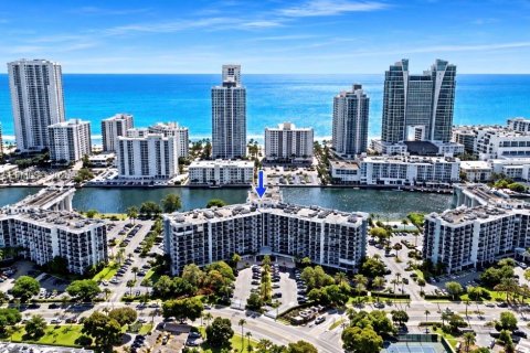 Copropriété à vendre à Hallandale Beach, Floride: 2 chambres, 104.98 m2 № 2431373 - photo 15