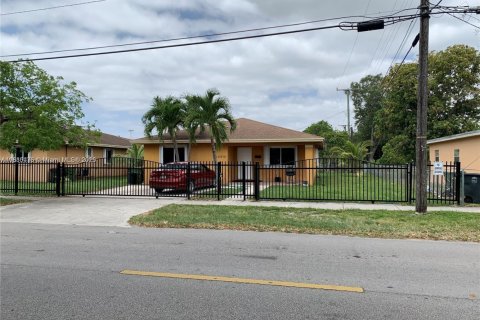 Casa en venta en North Miami, Florida, 3 dormitorios, 143.44 m2 № 1752610 - foto 1