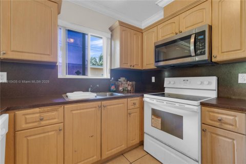 Casa en venta en North Miami, Florida, 3 dormitorios, 143.44 m2 № 1752610 - foto 11