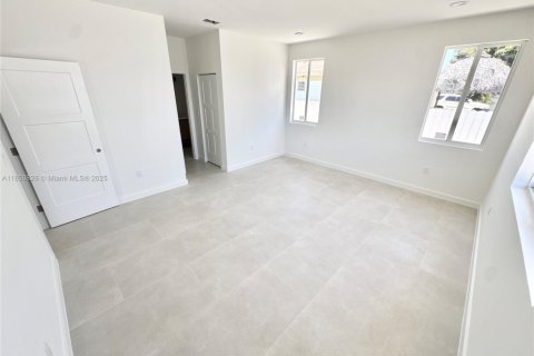 Villa ou maison à vendre à Miami-Dade, Floride: 3 chambres, 218.97 m2 № 1854751 - photo 18