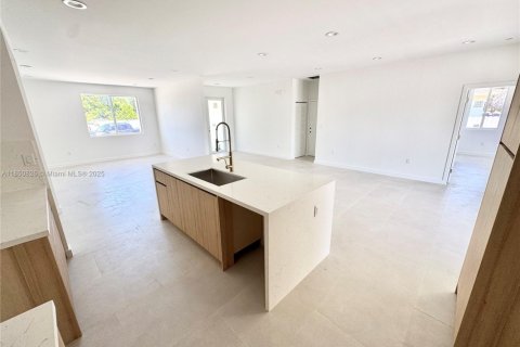Villa ou maison à vendre à Miami-Dade, Floride: 3 chambres, 218.97 m2 № 1854751 - photo 14