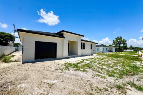 Villa ou maison à vendre à Miami-Dade, Floride: 3 chambres, 218.97 m2 № 1854751 - photo 2