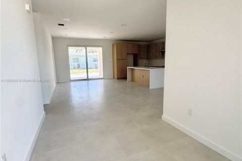 Villa ou maison à vendre à Miami-Dade, Floride: 3 chambres, 218.97 m2 № 1854751 - photo 4