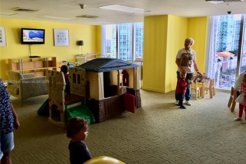 Condominio en alquiler en Sunny Isles Beach, Florida, 1 dormitorio, 92.9 m2 № 1993933 - foto 17