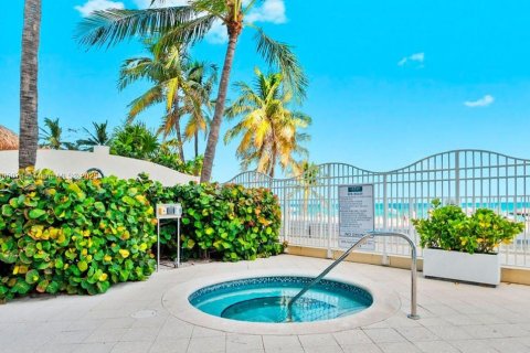 Condominio en alquiler en Sunny Isles Beach, Florida, 1 dormitorio, 92.9 m2 № 1993933 - foto 11