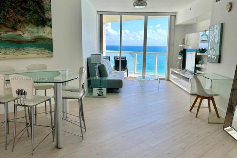 Condominio en alquiler en Sunny Isles Beach, Florida, 1 dormitorio, 92.9 m2 № 1993933 - foto 1