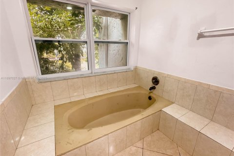 Снять в аренду таунхаус в Лодерхилл, Флорида 4 спальни, 195.09м2, № 1950123 - фото 17