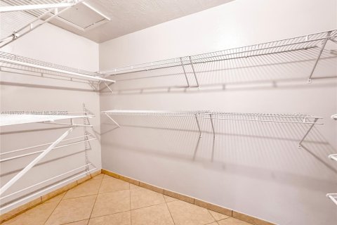 Снять в аренду таунхаус в Лодерхилл, Флорида 4 спальни, 195.09м2, № 1950123 - фото 19