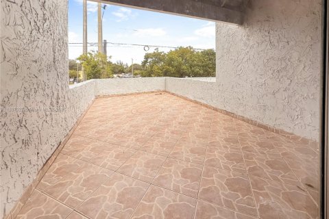 Снять в аренду таунхаус в Лодерхилл, Флорида 4 спальни, 195.09м2, № 1950123 - фото 25