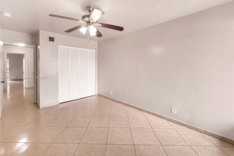 Снять в аренду таунхаус в Лодерхилл, Флорида 4 спальни, 195.09м2, № 1950123 - фото 21