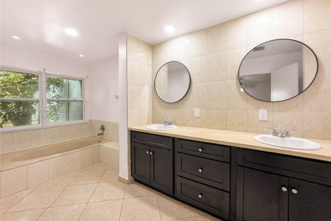 Снять в аренду таунхаус в Лодерхилл, Флорида 4 спальни, 195.09м2, № 1950123 - фото 16