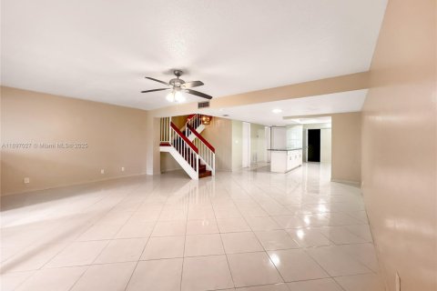 Снять в аренду таунхаус в Лодерхилл, Флорида 4 спальни, 195.09м2, № 1950123 - фото 6