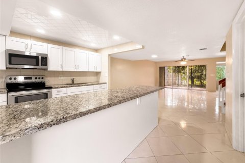 Снять в аренду таунхаус в Лодерхилл, Флорида 4 спальни, 195.09м2, № 1950123 - фото 3