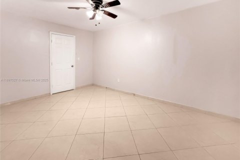 Снять в аренду таунхаус в Лодерхилл, Флорида 4 спальни, 195.09м2, № 1950123 - фото 10