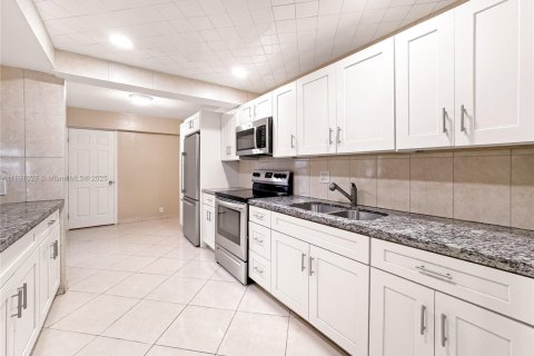 Снять в аренду таунхаус в Лодерхилл, Флорида 4 спальни, 195.09м2, № 1950123 - фото 8