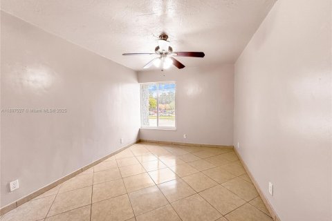 Снять в аренду таунхаус в Лодерхилл, Флорида 4 спальни, 195.09м2, № 1950123 - фото 20