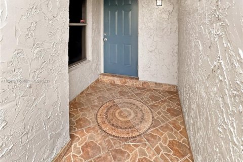 Снять в аренду таунхаус в Лодерхилл, Флорида 4 спальни, 195.09м2, № 1950123 - фото 2