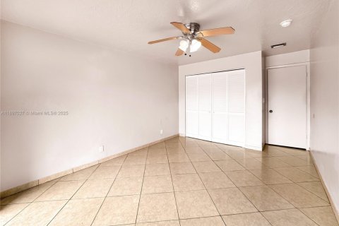 Снять в аренду таунхаус в Лодерхилл, Флорида 4 спальни, 195.09м2, № 1950123 - фото 24