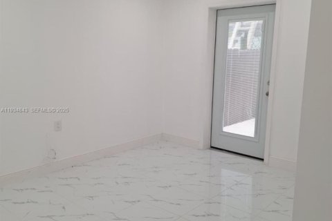 Снять в аренду виллу или дом в Майами, Флорида 2 спальни, 227.61м2, № 1993447 - фото 14
