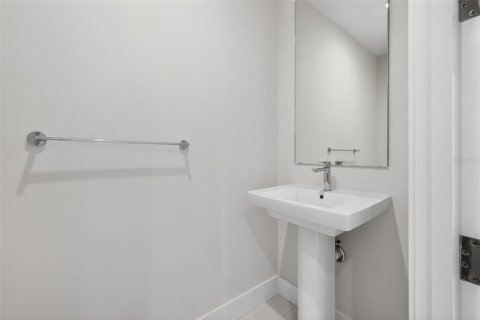 Condo in Saint Petersburg, Florida, 2 bedrooms  № 2118817 - photo 11