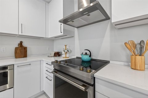 Condo in Saint Petersburg, Florida, 2 bedrooms  № 2118817 - photo 4