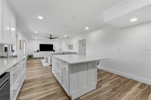 Condo in Tampa, Florida, 2 bedrooms  № 2148556 - photo 13