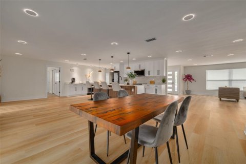 House in Clearwater, Florida 4 bedrooms, 212.93 sq.m. № 2198537 - photo 22