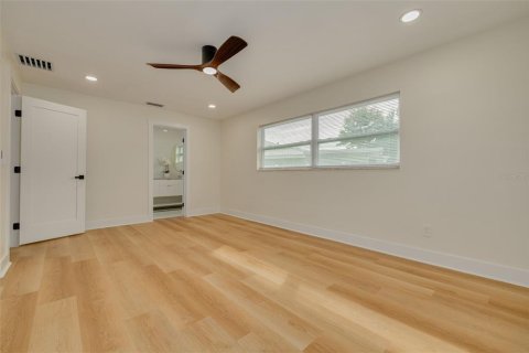 House in Clearwater, Florida 4 bedrooms, 212.93 sq.m. № 2198537 - photo 18
