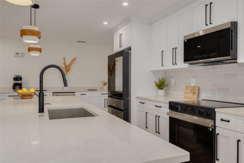 House in Clearwater, Florida 4 bedrooms, 212.93 sq.m. № 2198537 - photo 8