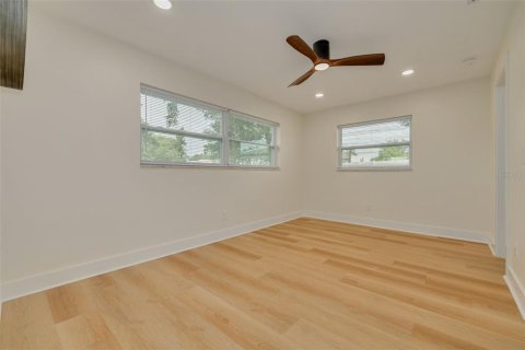 House in Clearwater, Florida 4 bedrooms, 212.93 sq.m. № 2198537 - photo 16
