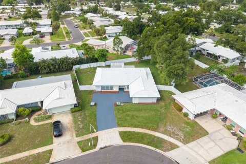 House in Clearwater, Florida 4 bedrooms, 212.93 sq.m. № 2198537 - photo 2