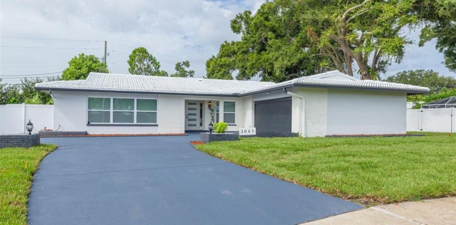 House in Clearwater, Florida 4 bedrooms, 212.93 sq.m. № 2198537