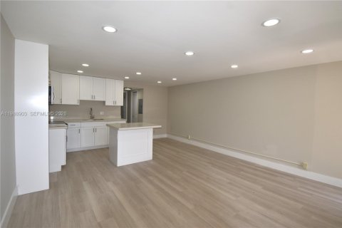 Condominio en venta en Deerfield Beach, Florida, 1 dormitorio, 54.35 m2 № 2050928 - foto 10