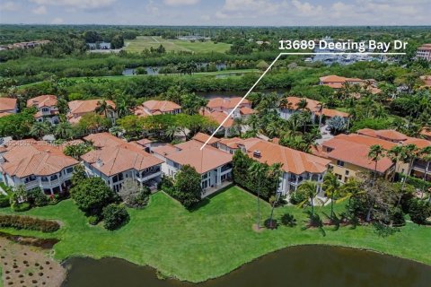 House in Coral Gables, Florida 4 bedrooms, 392.88 sq.m. № 2242923 - photo 8